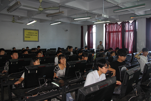 平面设计、计算机专业的学生在课堂上